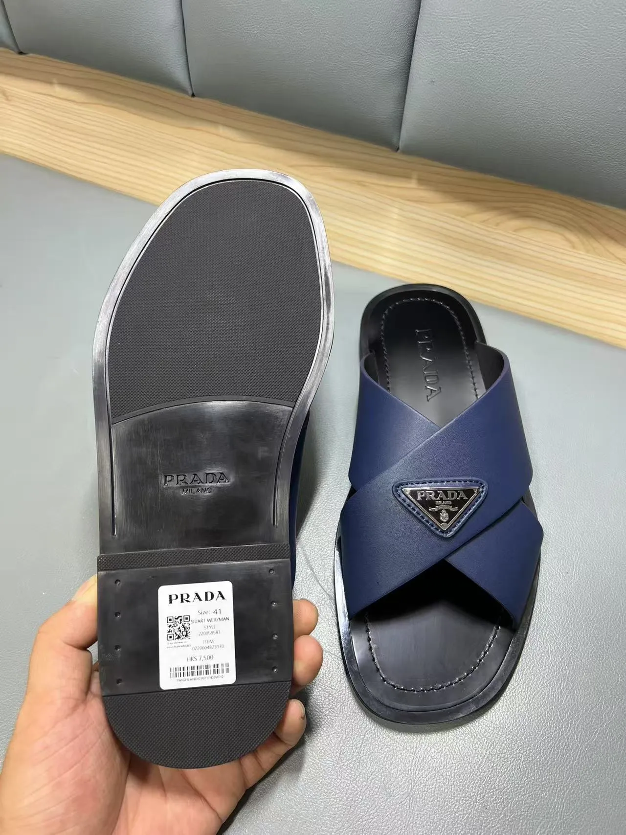 340💰PRADA Prada’s latest slippers are synchronized with the official website. This slipper is made of the brand’s unique and iconic Saffiano leather. The brand logo jumps out from the double straps, and the brand style is clearly visible. Cowhide gives men elegant charm and functional design, making it an ideal choice for vacation and leisure. Size:38-45